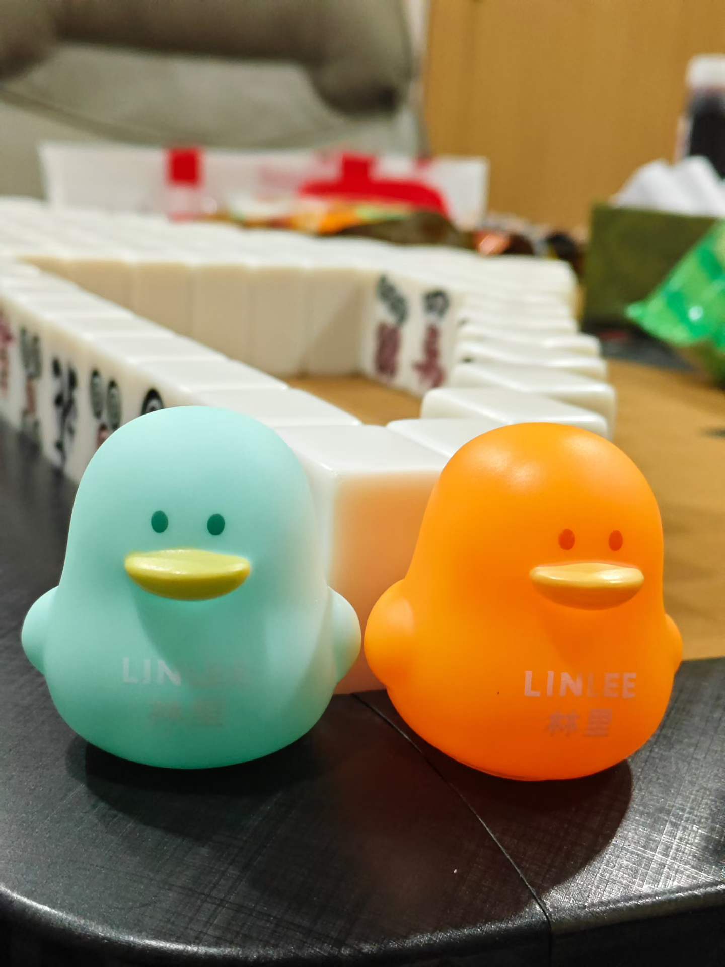 两只小鸭
