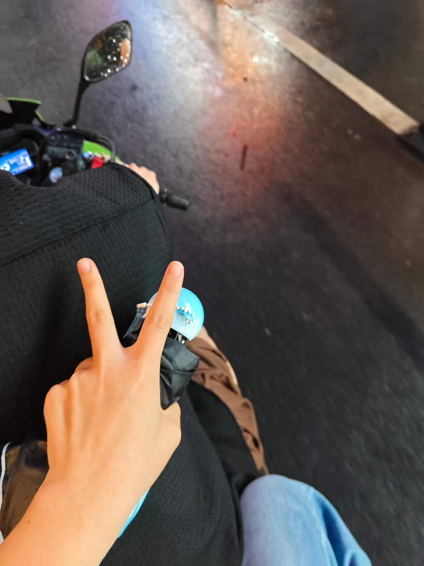 第一次见面时路上的合影
