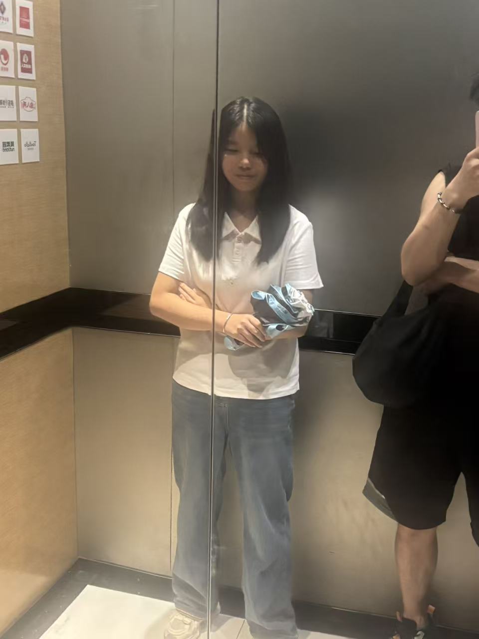 电梯镜面里留下的一张照片